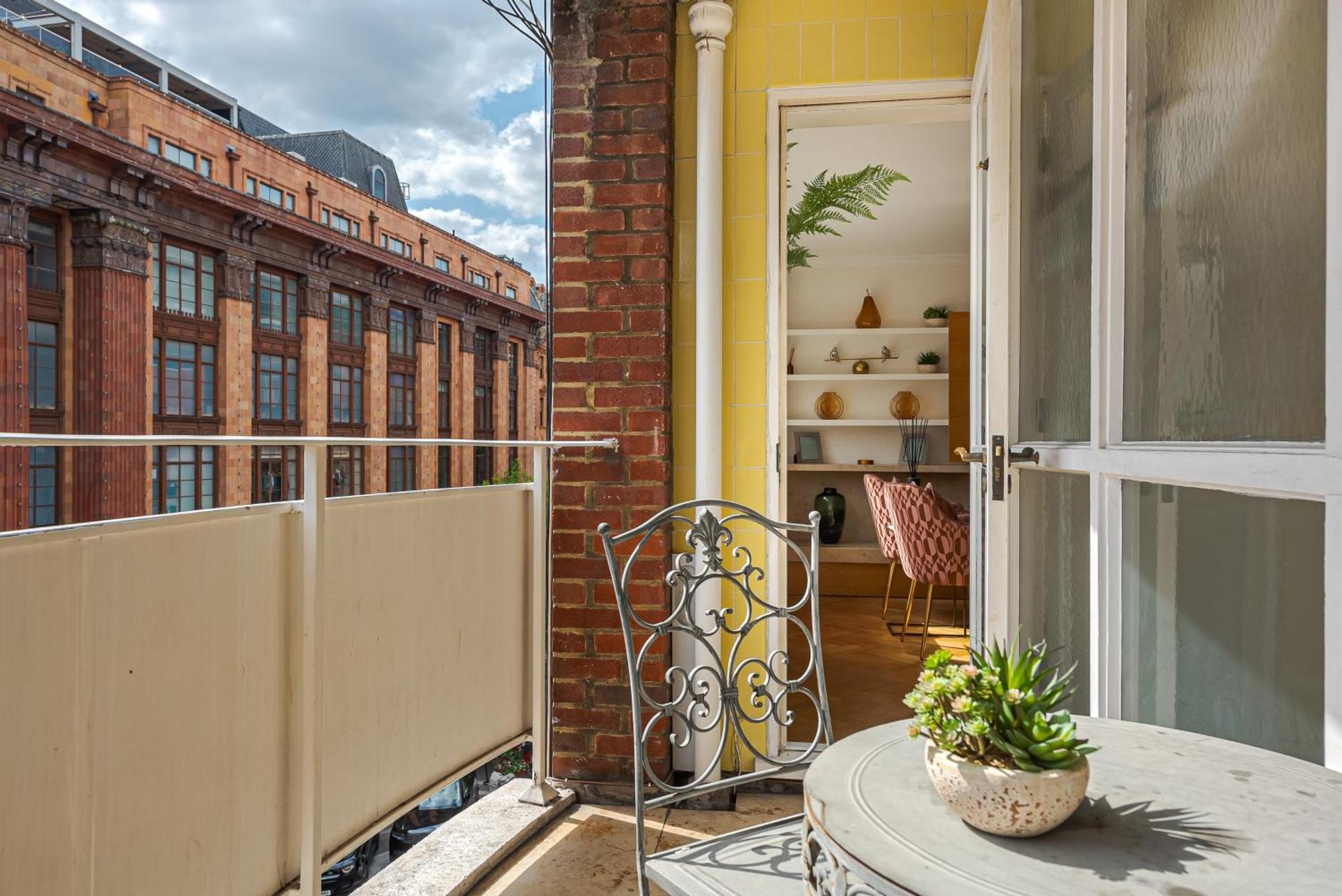 Modern Knightsbridge Apartment With Balcony Overlooking Harrods Prime Location London Ngoại thất bức ảnh